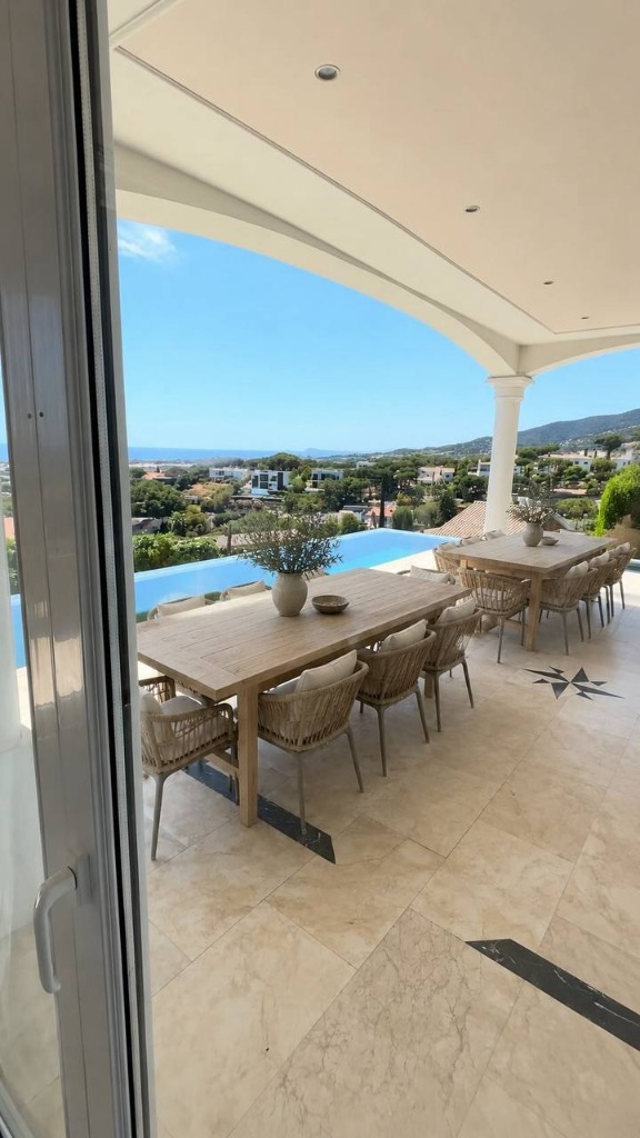 Terrasse & piscine à débordement, vue mer